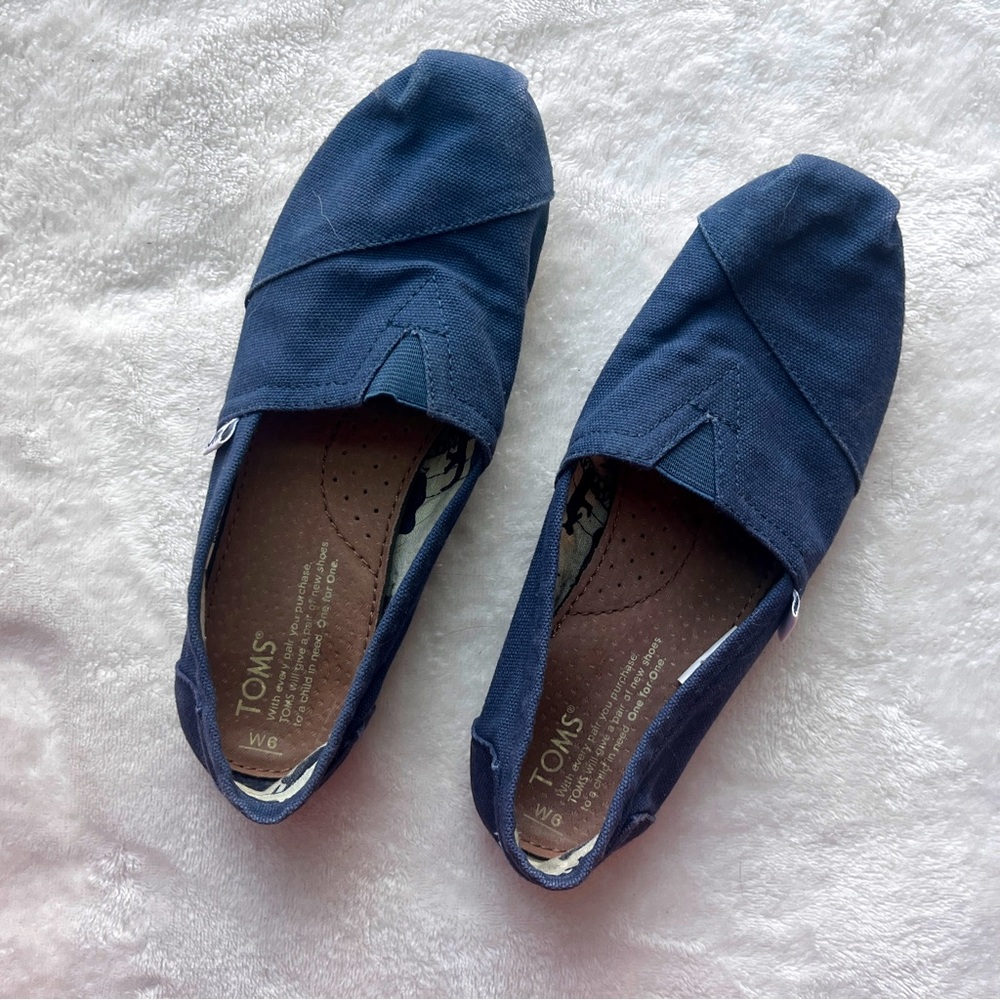 Tom’s Alpargata navy blue sandal - size 6B